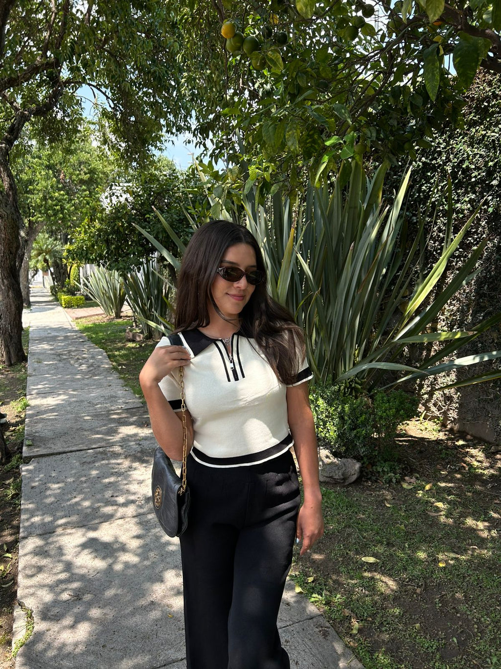 Set de Punto Beige con Negro Herraje